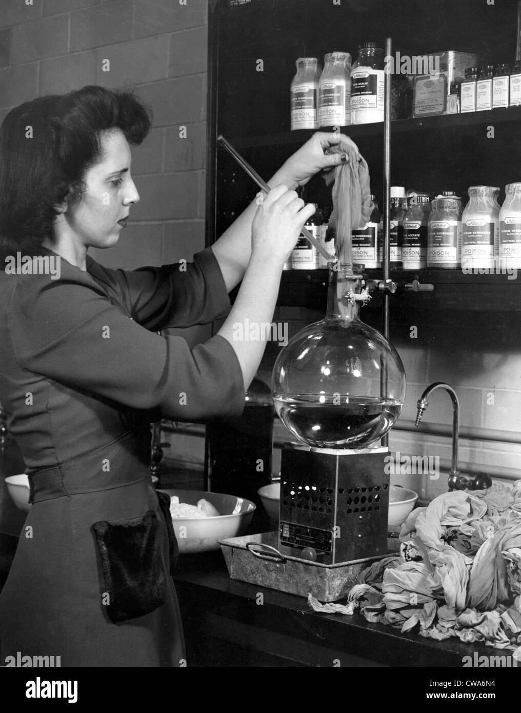 DuPONT azienda laboratorio-- donna a partire da una coppia di usati nylons attraverso un processo sviluppato presso il laboratorio che Foto Stock