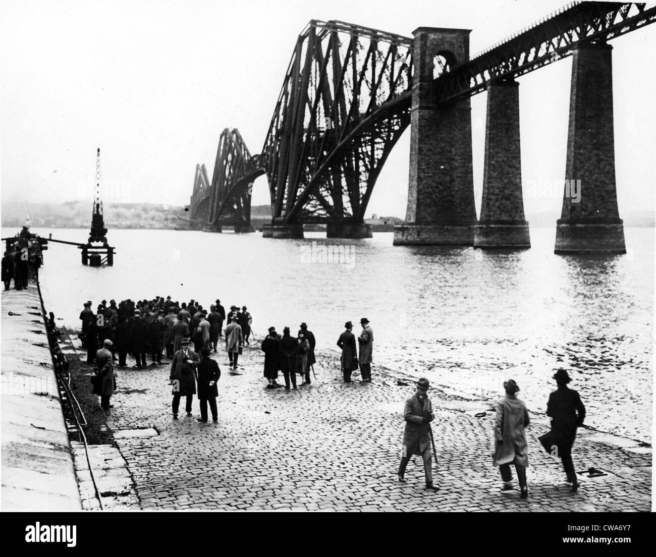 FORTH BRIDGE- Tedesco ferroviaria gli studenti che studiano il Firth of Forth Bridge di Edimburgo, in Scozia. 10/16/39. La cortesia: CSU Foto Stock