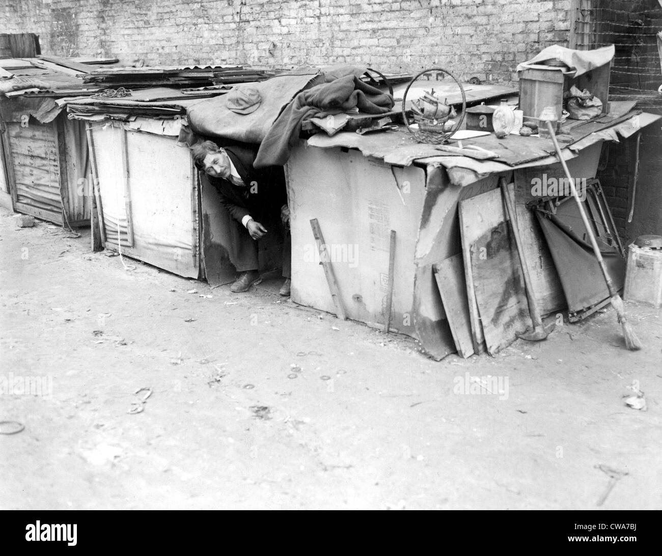 Un disoccupato di uomo che vive in una baracca costruita da casse di imballaggio e pezzi di legno in New York City, off Broadway su West Foto Stock