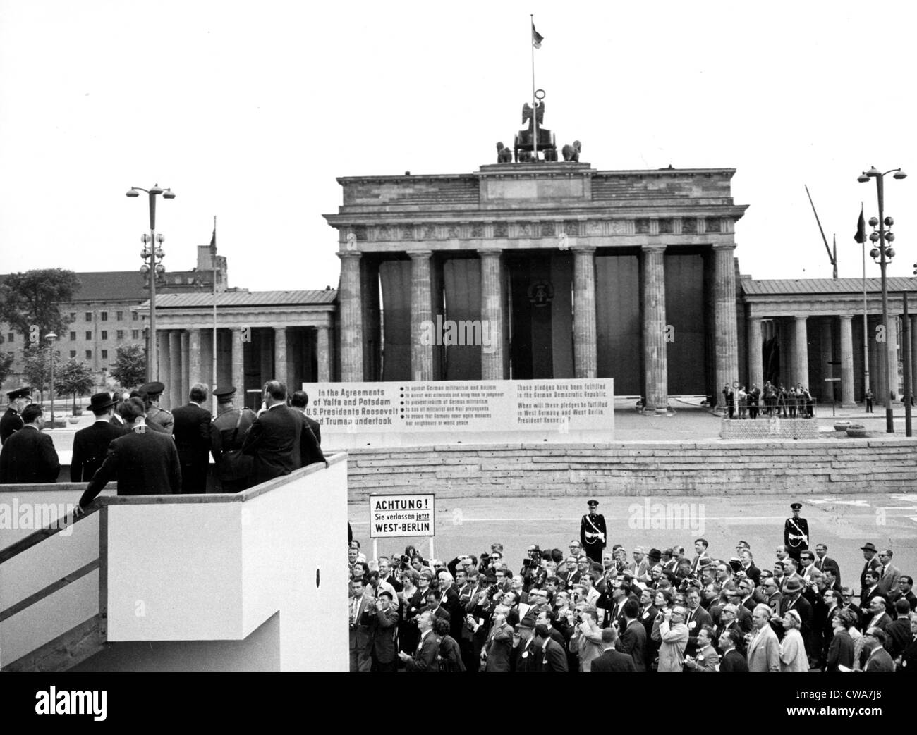 JOHN F. Kennedy-Visualizzazione di muro di Berlino da una piattaforma presso la Porta di Brandeburgo, Berlino. 6/27/63. La cortesia: CSU Archivi / Foto Stock