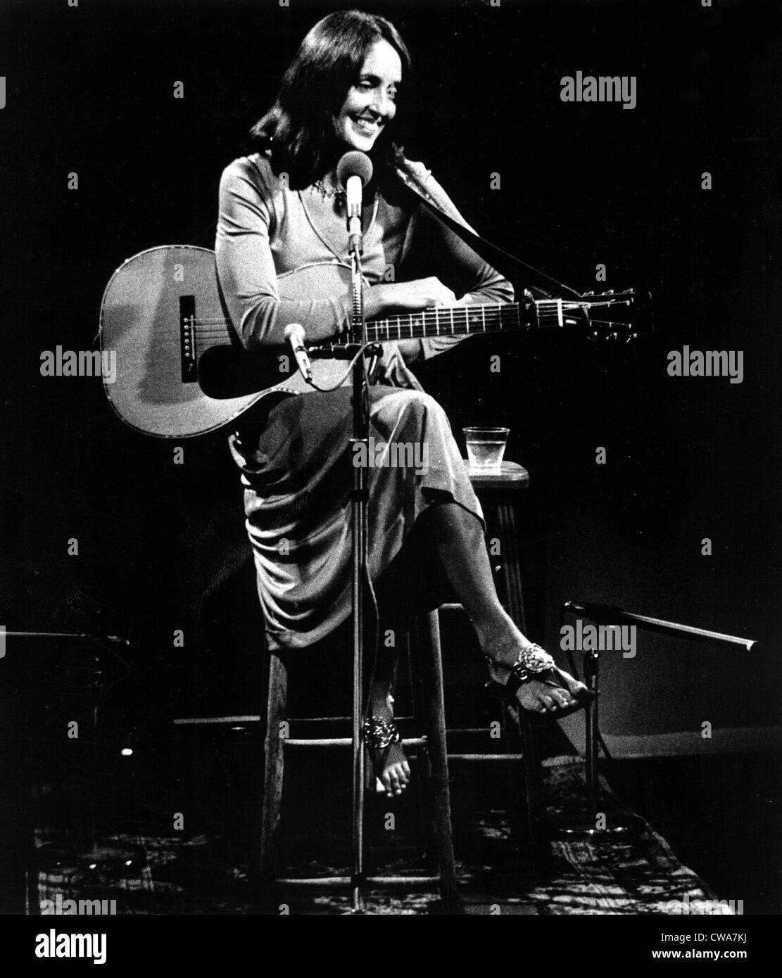 Joan Baez si rilassa tra i brani durante il suo speciale televisivo pubblico concerto di un'ora con Joan Baez (TV, 1974). La cortesia: CSU Foto Stock