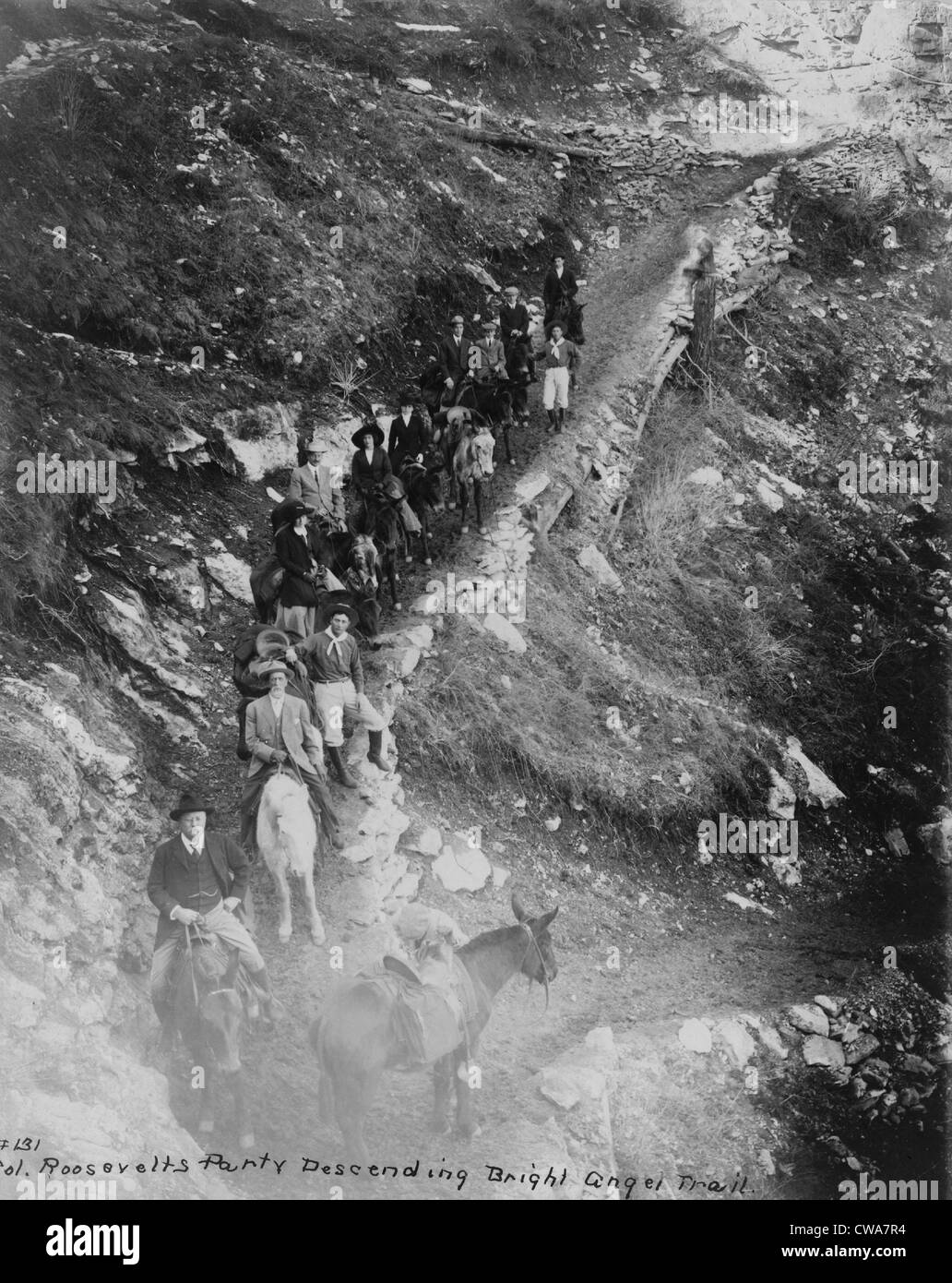 Theodore Roosevelt leader di un gruppo di uomini e donne a cavallo verso il basso il Bright Angel Trail, Grand Canyon, Arizona, 1911. Foto Stock