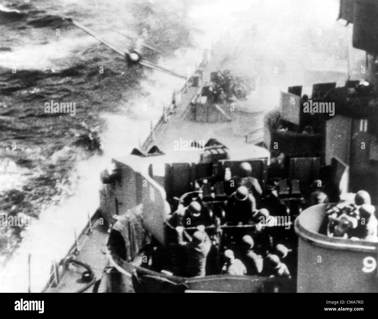 II Guerra Mondiale: il suicidio-piegate, questo pilota di un giapponese Zeke piano tenta disperatamente di crash nel mazzo di U.S. Flotta del Pacifico Foto Stock