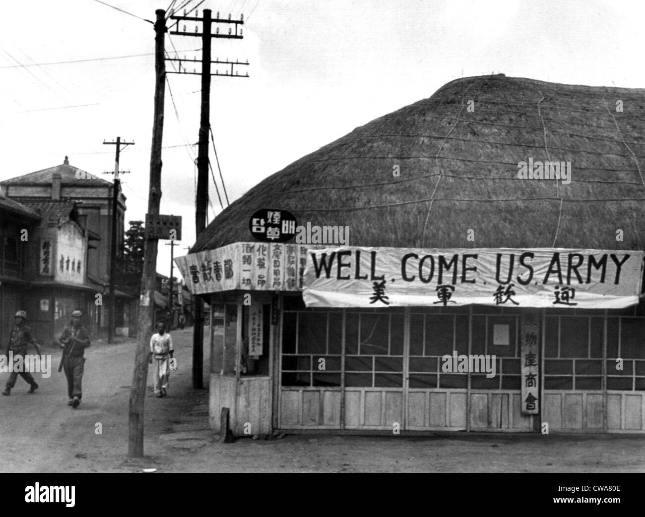 7/8/50--Suwon, Corea: un tea shop in Suwon messo un grande segno di accogliere le truppe degli Stati Uniti durante la guerra. La cortesia: CSU Archivi / Foto Stock