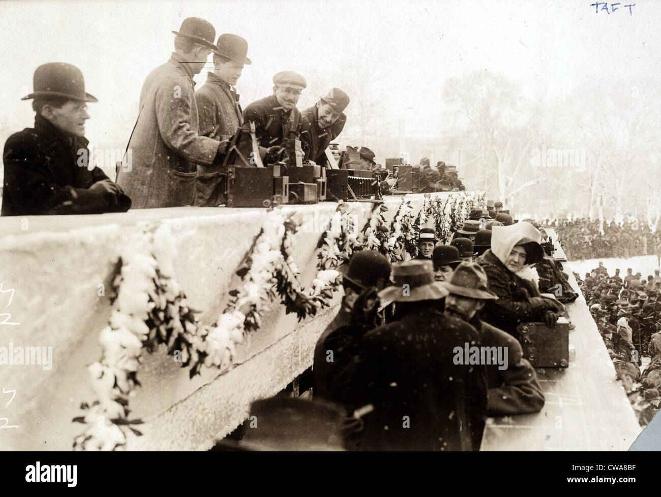 Premere i fotografi in attesa della neve a Presidente Taft's inaugurazione, Marzo 4, 1909. Foto Stock