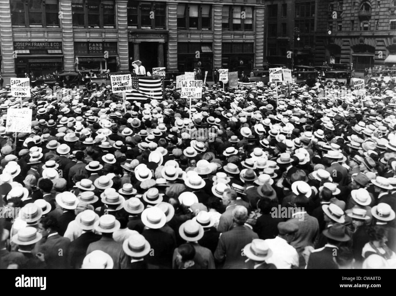 Migliaia di membri dell'Unione che frequentano un ora di sciopero di protesta e di incontro di Union Square prima di violenza in eruzione. New York Foto Stock