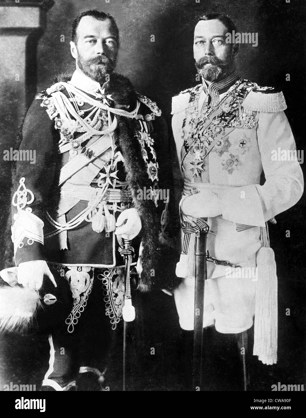 Lo Zar Nicola II di Russia (L) e il re Giorgio V d'Inghilterra, c. metà 1800s. La cortesia: CSU Archivi / Everett Collection Foto Stock