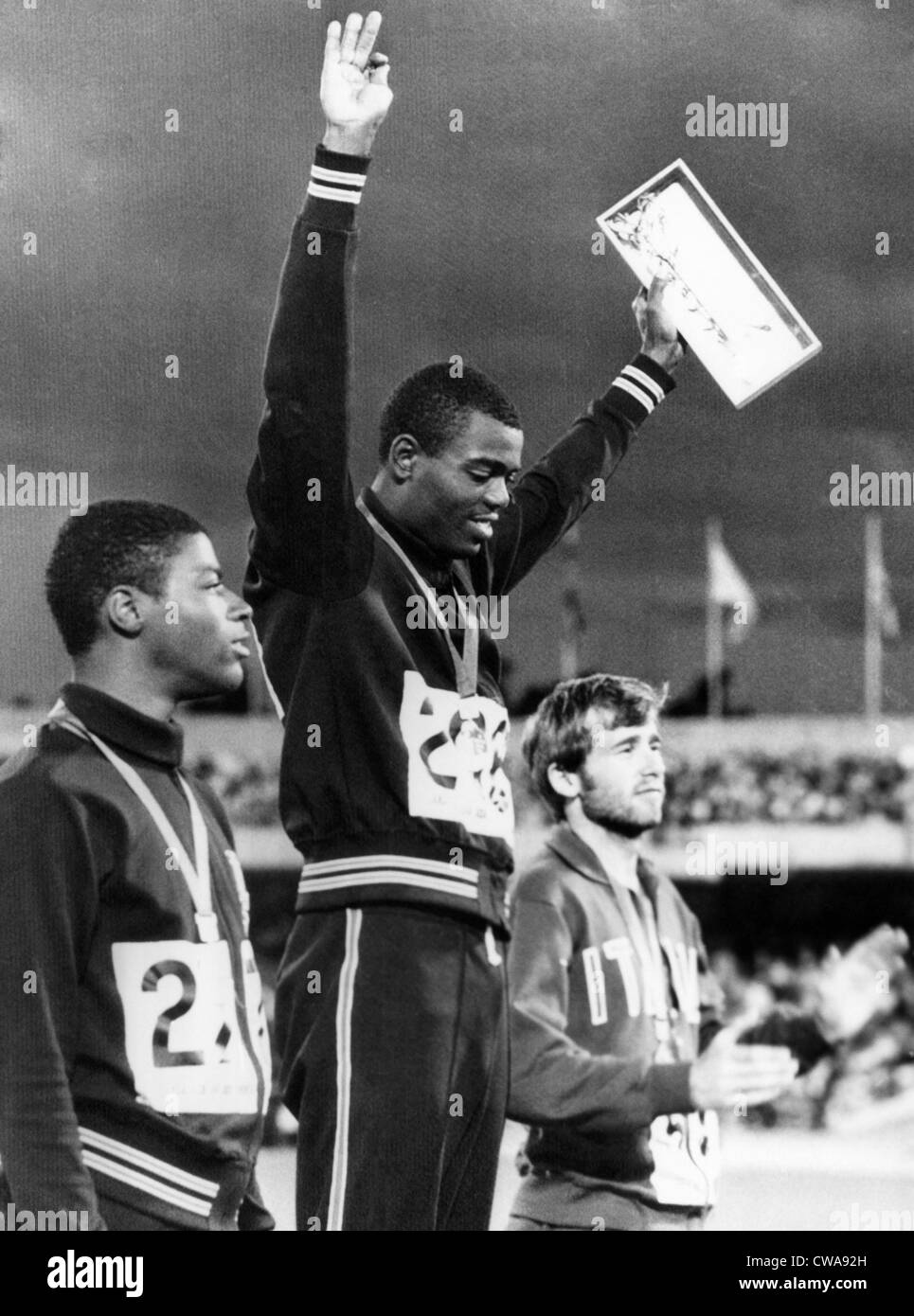 American Willie Davenport vince la medaglia d'oro per la 110 metri ostacoli in Città del Messico. American Ervin Hall ha vinto l'argento Foto Stock