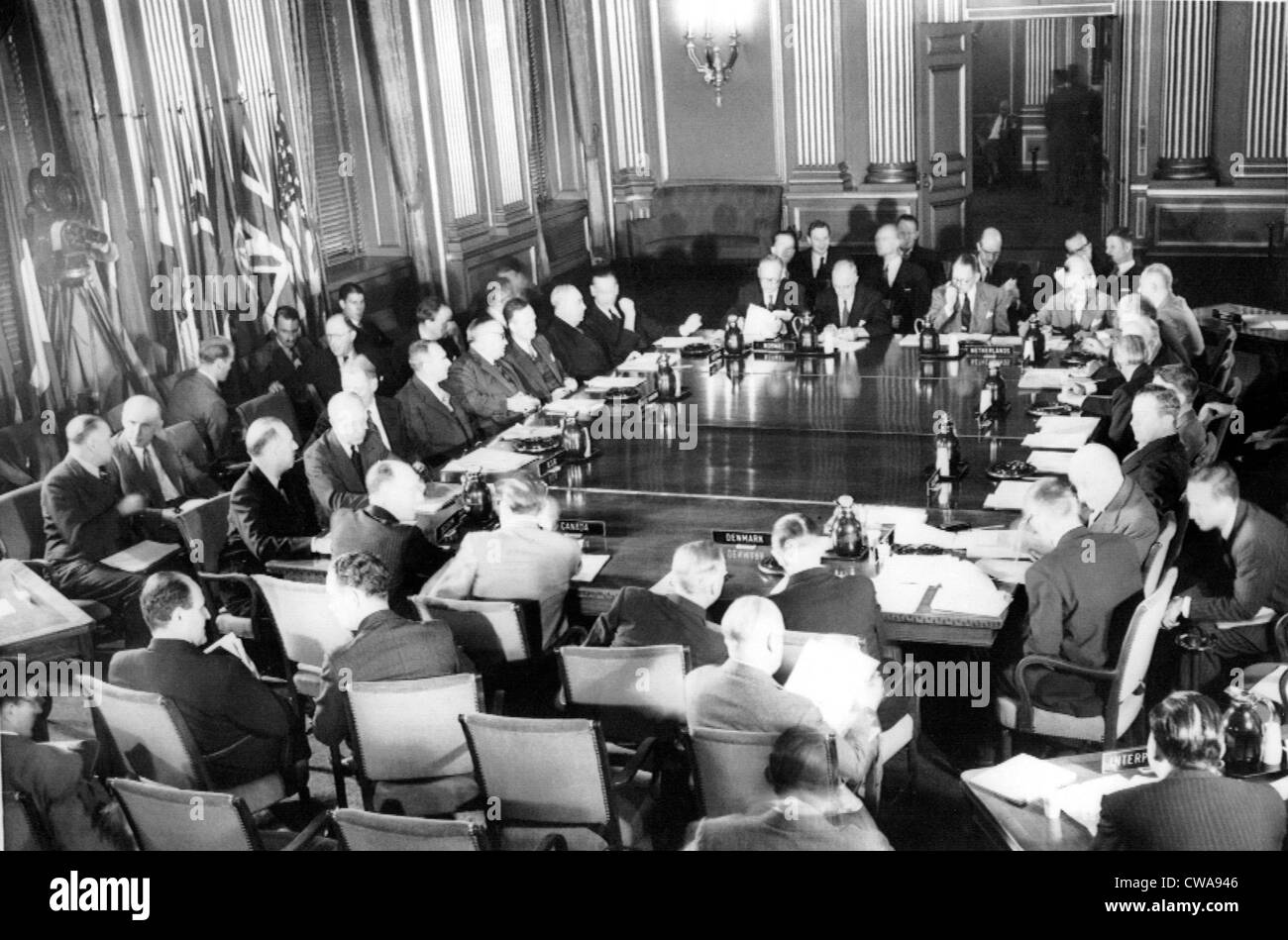 Politica-9/17/49 WASHINGTON- Representativs del 12 Patto atlantico nazioni si riuniscono in Auditorium Inter-Departmental per pianificare Foto Stock