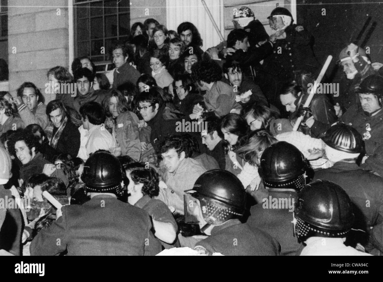 La polizia invade Harvard Yard presso la Harvard University di Cambridge, Massachusetts, dopo che gli studenti hanno protestato su-militare del campus Foto Stock