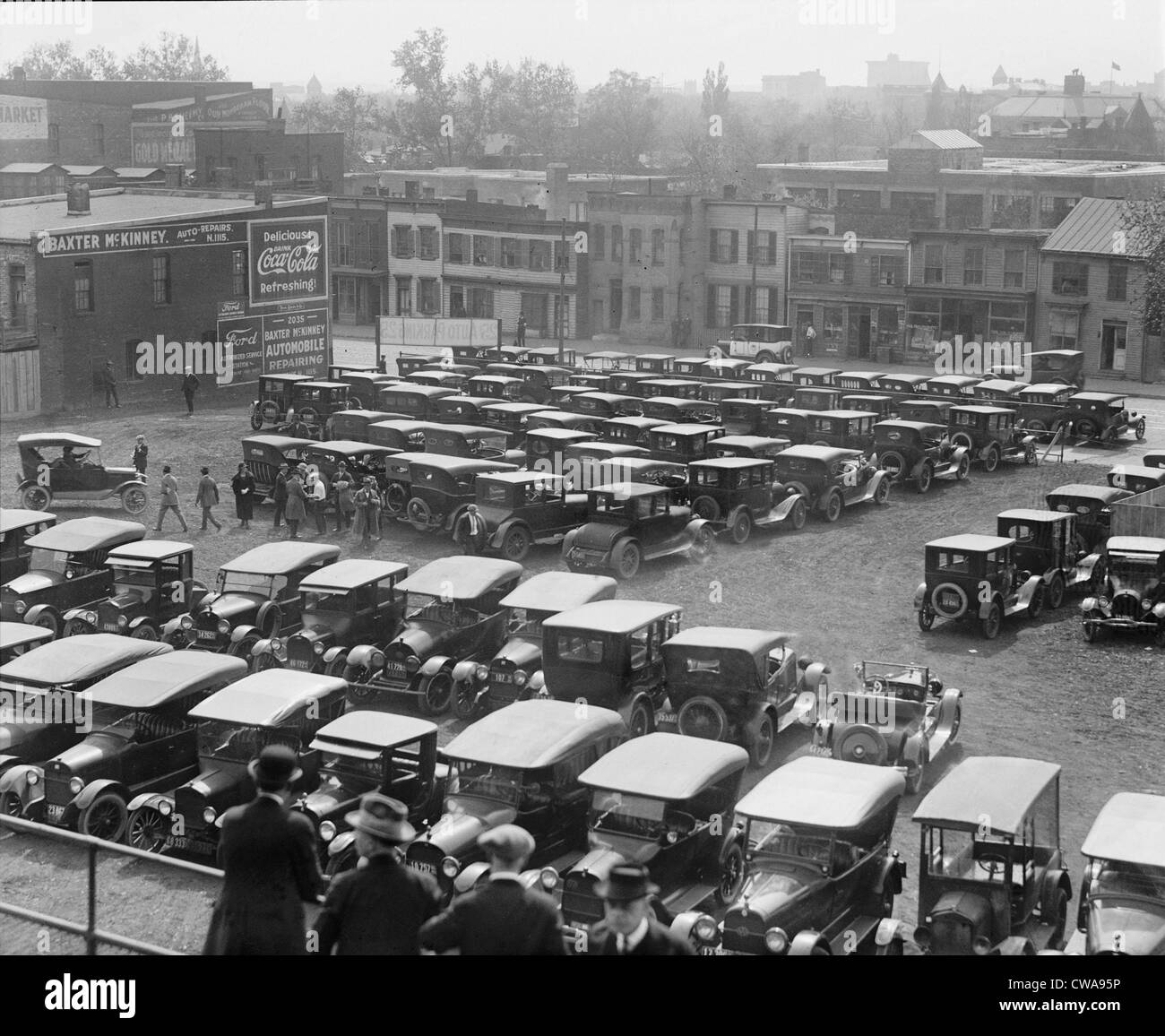 Parcheggi per auto diventa parte del paesaggio americano nel 1920s. Immagine mostra autos parcheggiato a ball park vicino Foto Stock