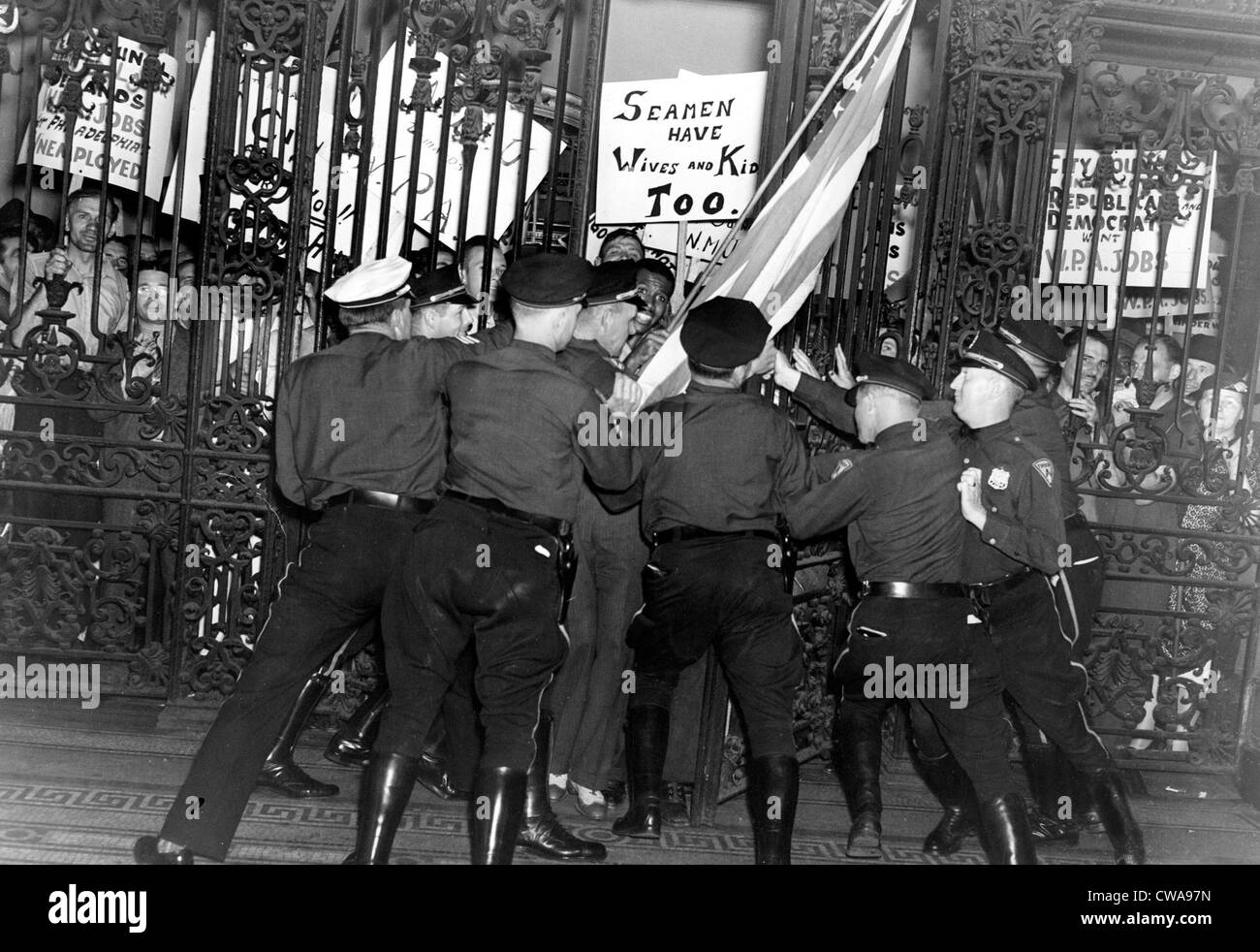 Poliziotti di lotta per tenere indietro più di mille lavoratori che assalto City Hall di Philadelphia, PA, 7/14/38.. La cortesia: CSU Foto Stock