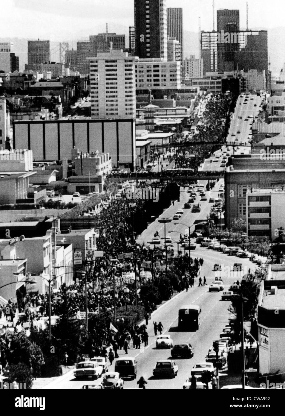 Manifestanti marciano lungo Geary Street ad un anti-guerra del Vietnam rally in Golden Gate Park di San Francisco, California, aprile, 24, Foto Stock