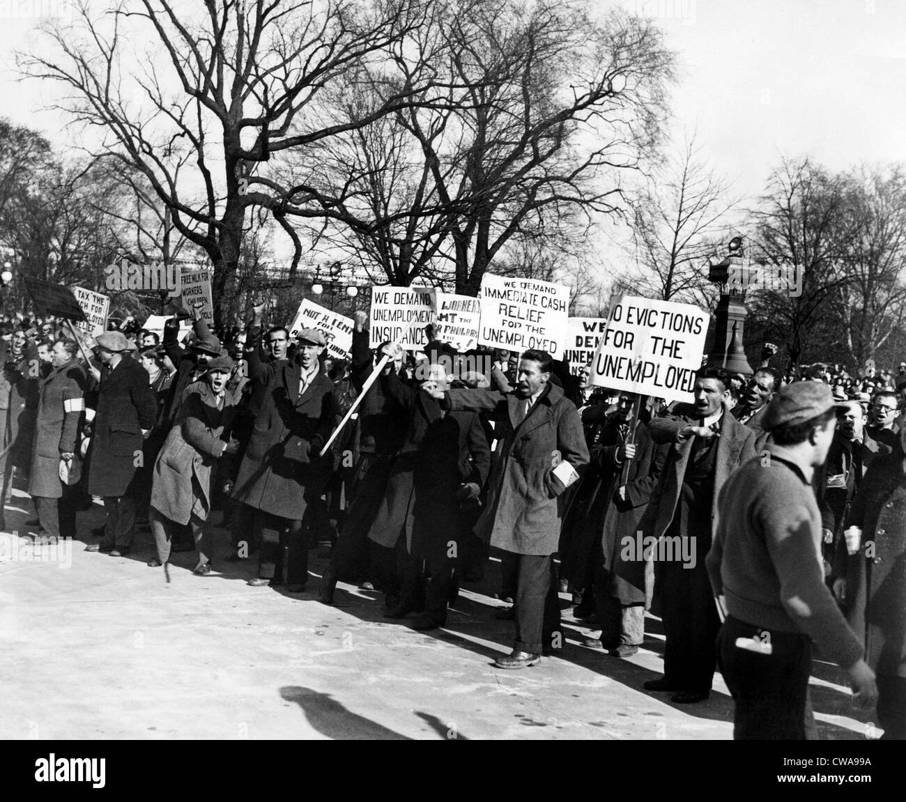 Dimostranti comunista dirigendosi verso la Casa Bianca esigente in materia di assicurazione contro la disoccupazione e rilievo di cassa, Washington DC, Dicembre, Foto Stock