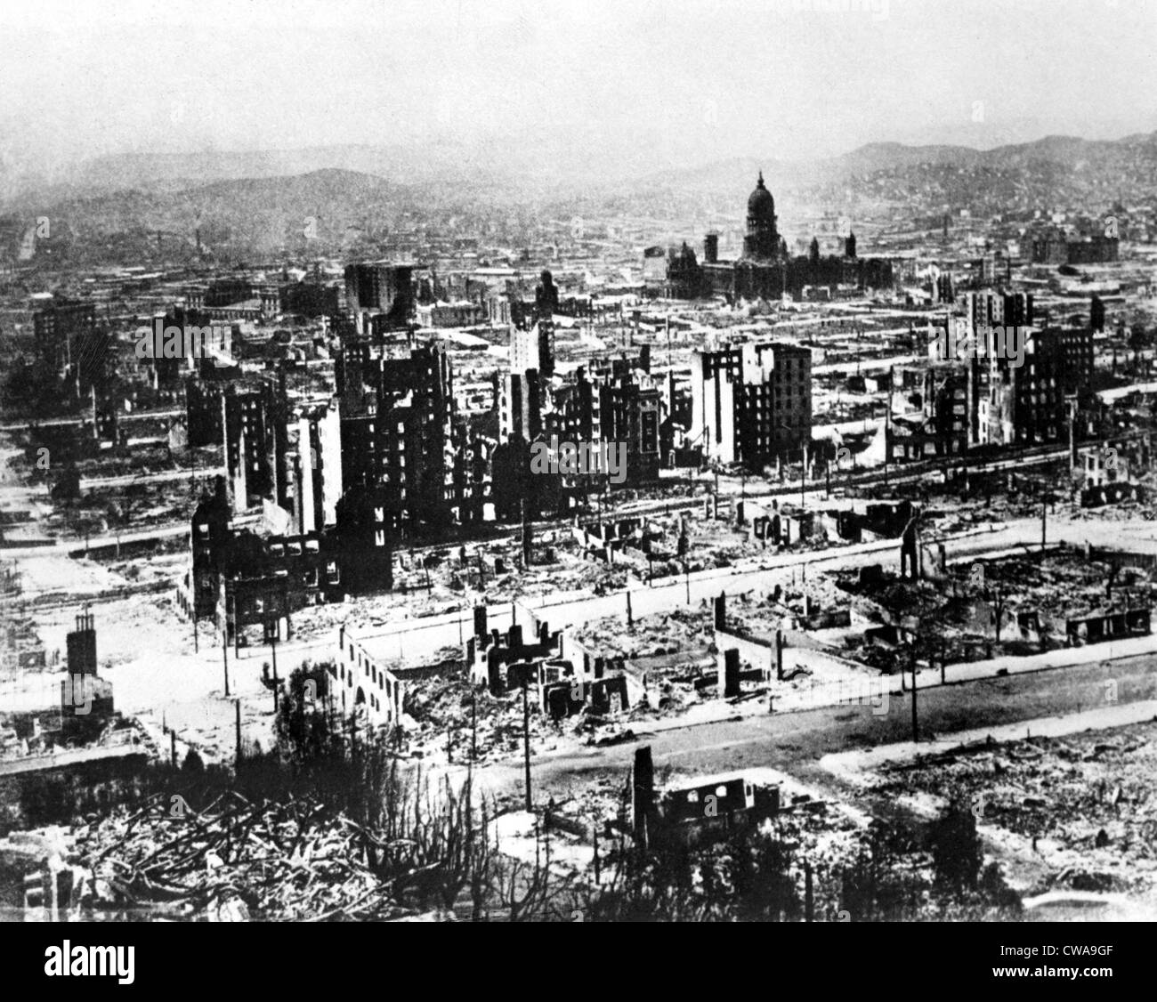 San Francisco, conseguenze del terremoto e fuoco, Downtown, con City Hall di distanza. 4/24/06. La cortesia: CSU Archivi / Foto Stock