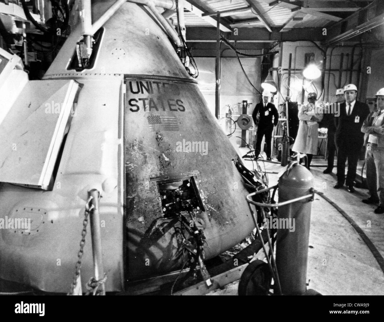 I tecnici visualizzazione della navetta Apollo in cui tre membri di equipaggio sono morti durante una fase di lancio di una prova di simulazione, Cape Canaveral, Foto Stock