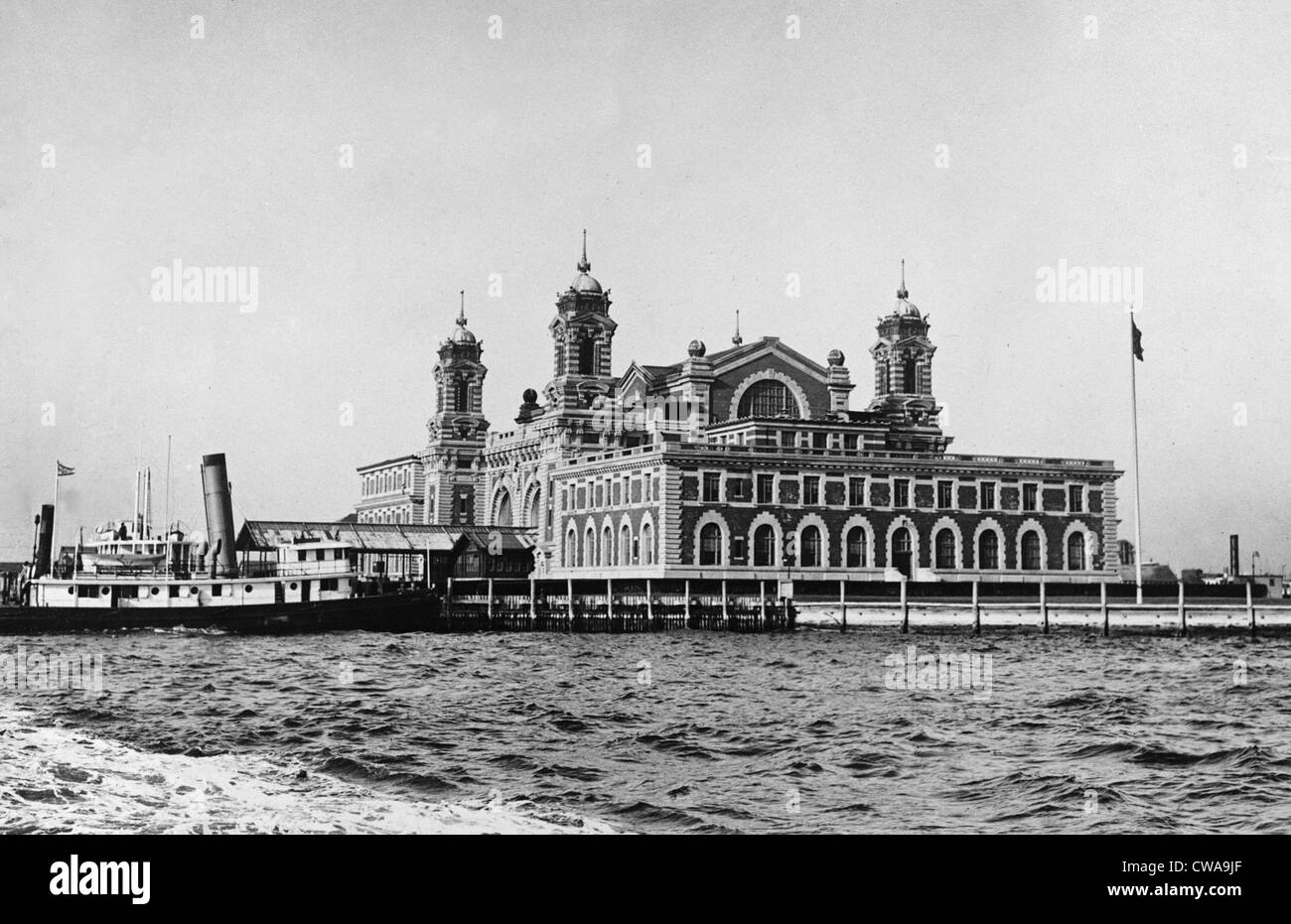 1919 foto di edificio principale di Ellis Island immigrazione stazione di ricezione nel porto di New York. Foto Stock