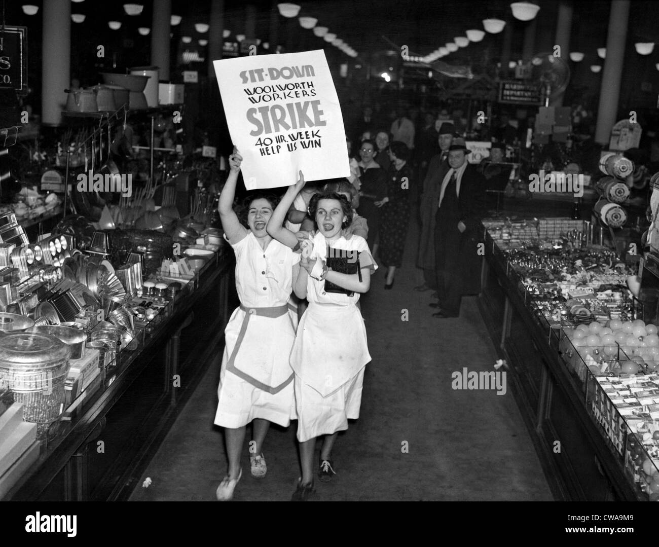 Woolworth lavoratori vanno in sciopero a New York, 1937. La cortesia: Archivi CSU/Everett Collection Foto Stock