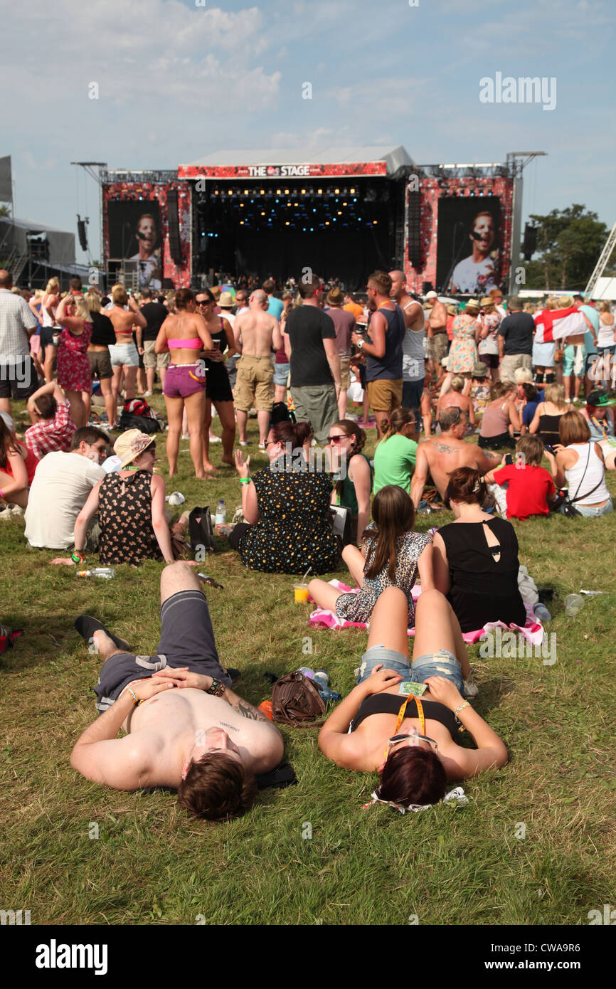 La folla godendo il sole al V Festival di Hylands Park, Chelmsford Essex Foto Stock