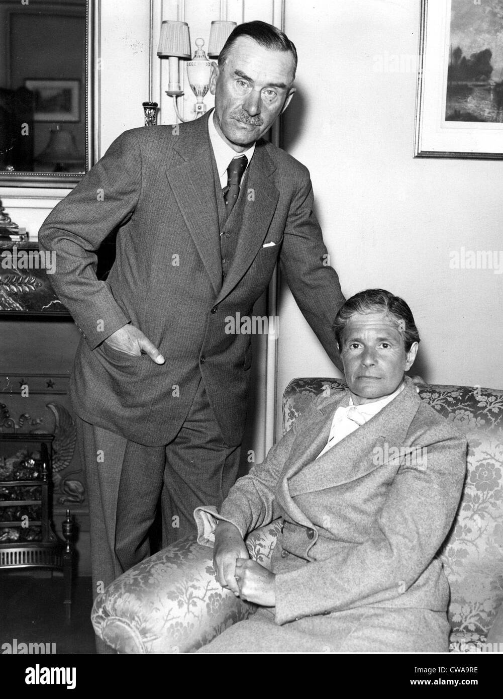 THOMAS MANN- con la moglie nella loro New York hotel room. 5/29/34. La cortesia: CSU Archivi / Everett Collection Foto Stock