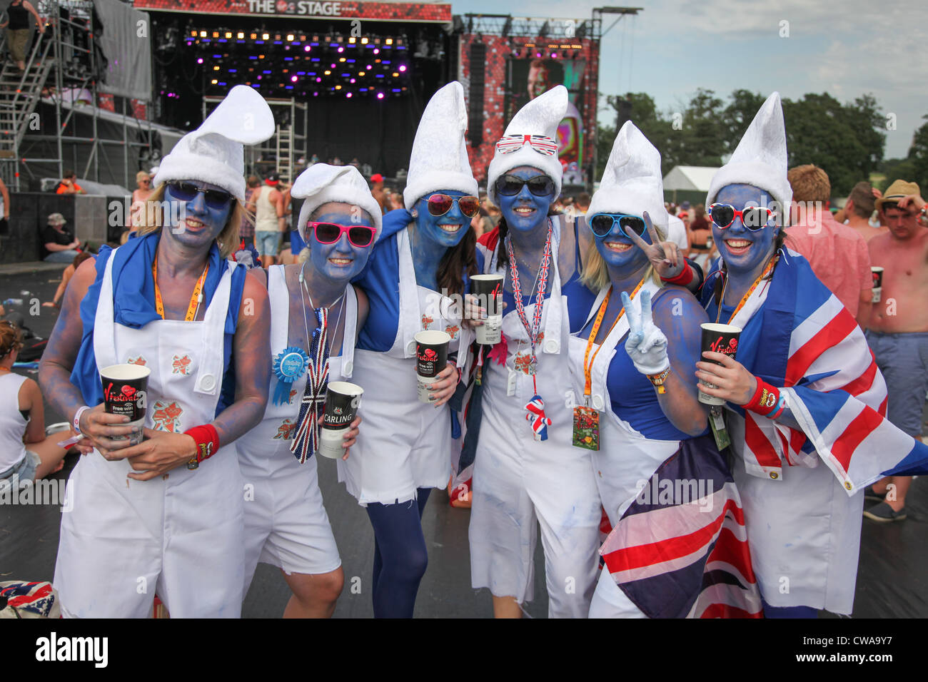 Gli appassionati di musica vestiti come i puffi a V Festival di Hylands Park, Chelmsford Essex Foto Stock