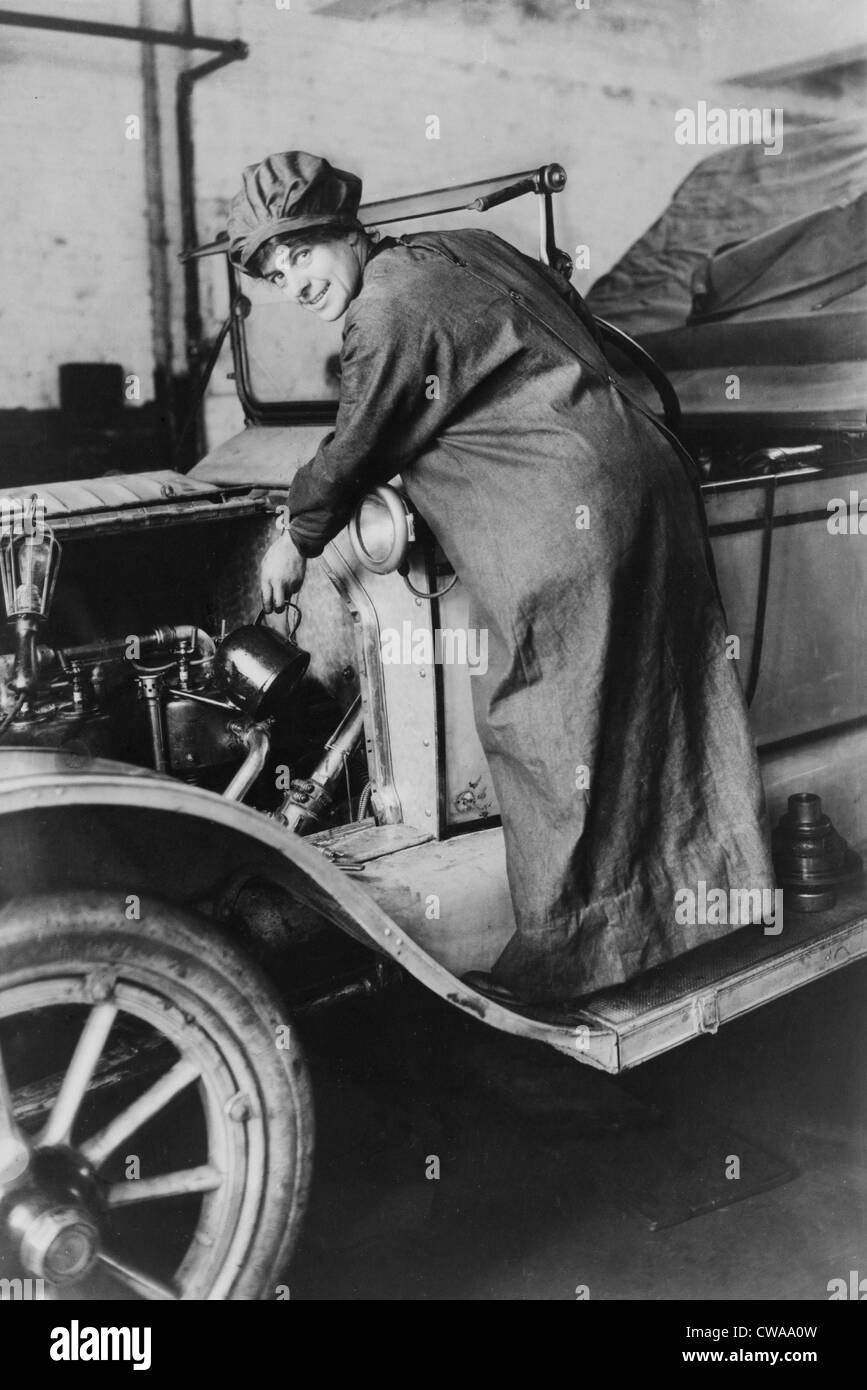 Auto femmina commessa, Rosalie Jones, assiste ad auto meccanica in un duster e hat nel 1925. Foto Stock