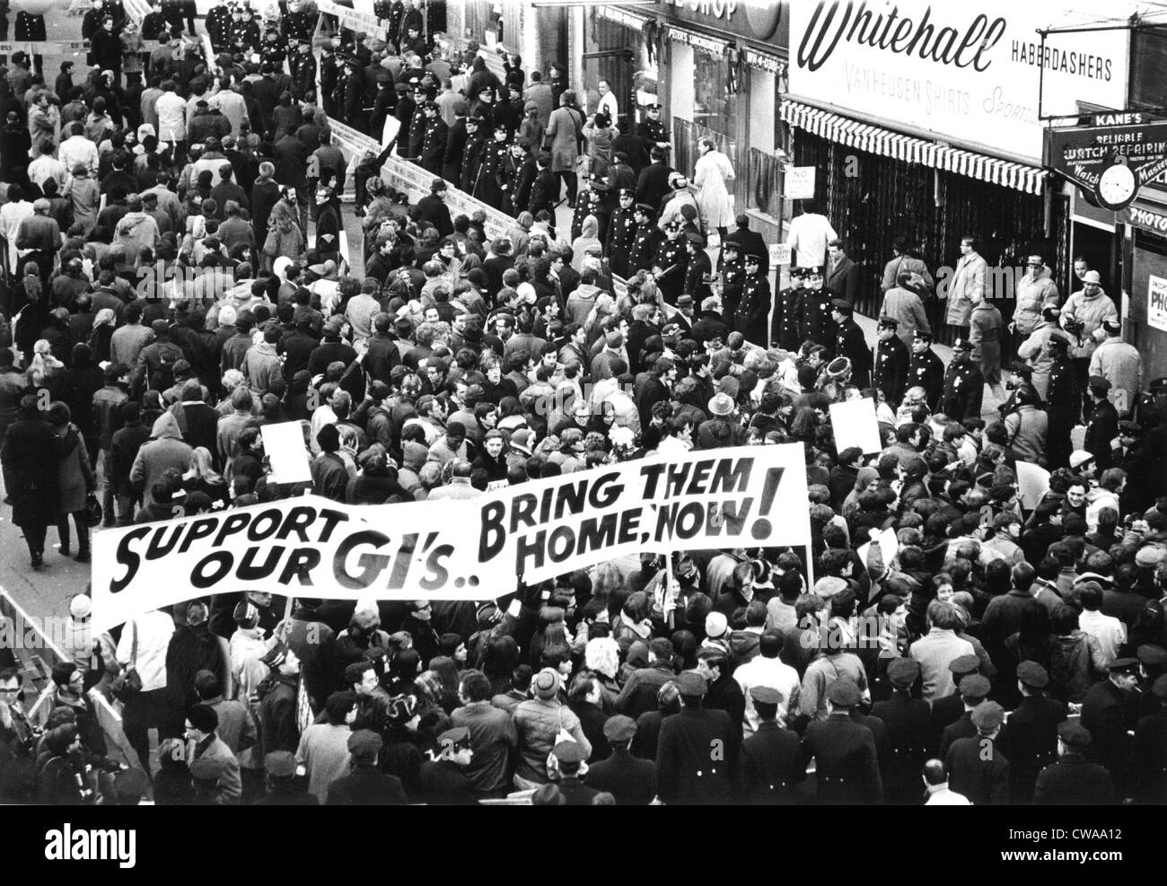 Anti-guerra dimostranti fuori un esercito centro di induzione in NYC chant inferno no, non vogliamo andare, 12/6/67.. La cortesia: CSU Archivi / Foto Stock