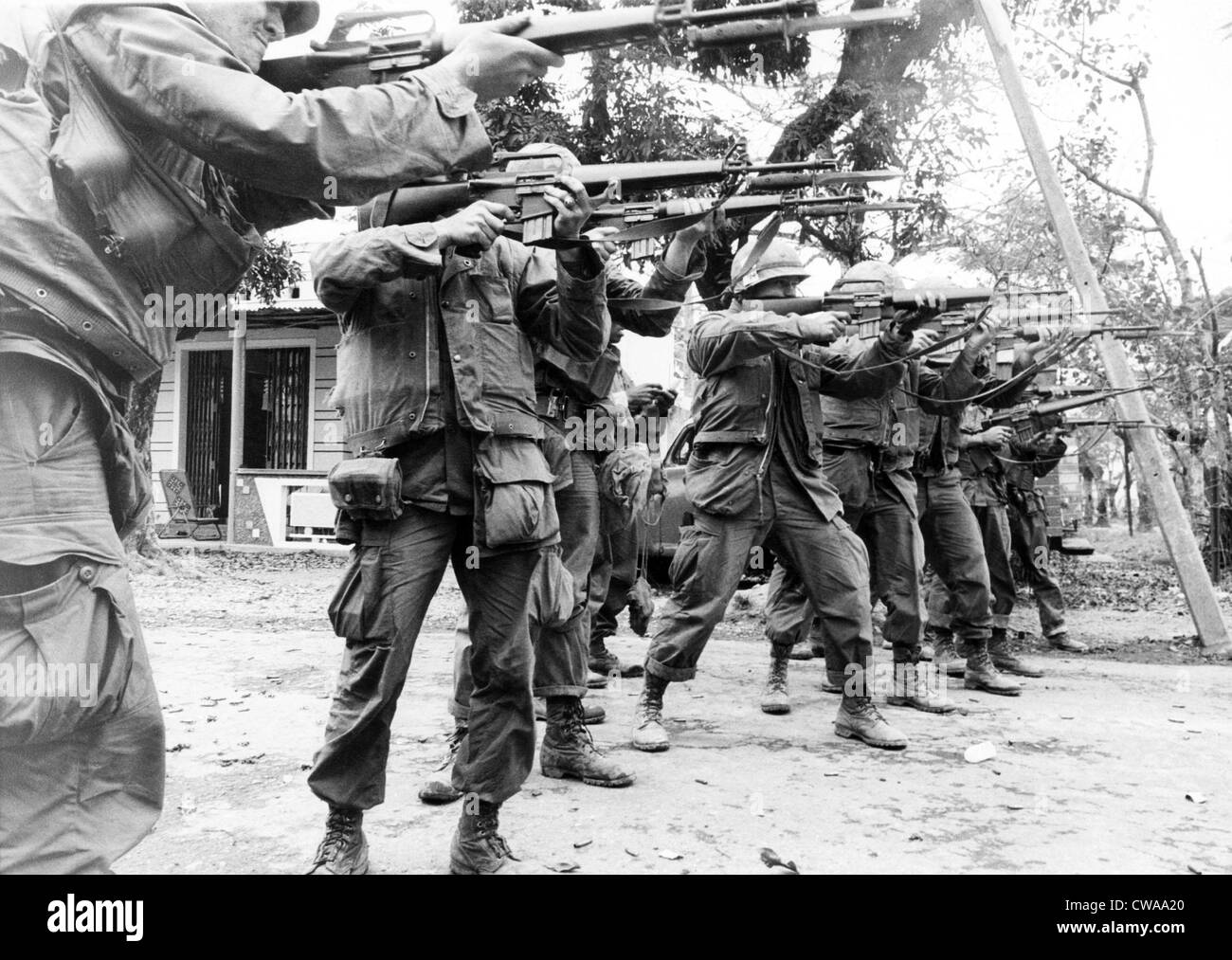 Stati Uniti Marines passate giù per una strada in tinta, Vietnam, 21 febbraio 1968. La cortesia: Archivi CSU/Everett Collection Foto Stock