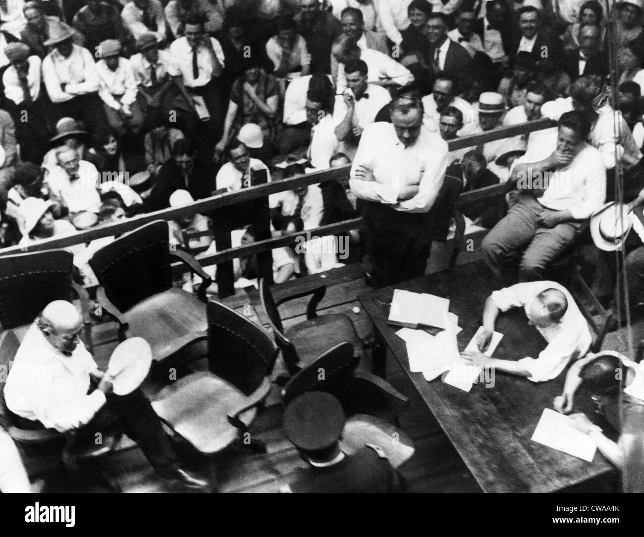 Gli avvocati William Jennings Bryan (sinistra) e Clarence Darrow (bracci ripiegati) durante gli scopi di prova. Esso è stato spostato all'aperto per Foto Stock