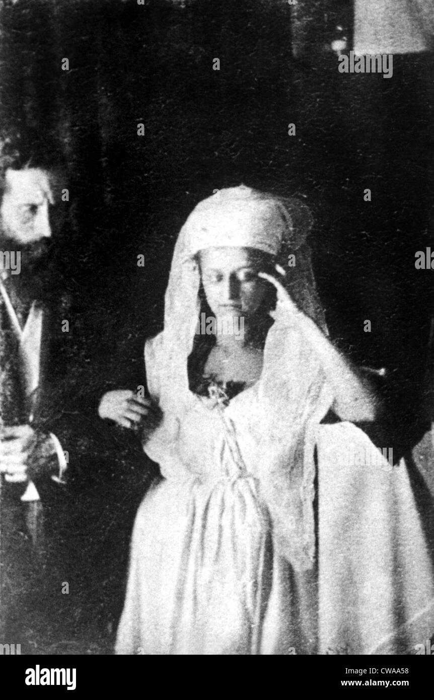 Londra: Raffigurata qui sono Sir William Crookes e Katie King fotografato in luce elettrica, Giugno 1874.. La cortesia: Archivi CSU Foto Stock