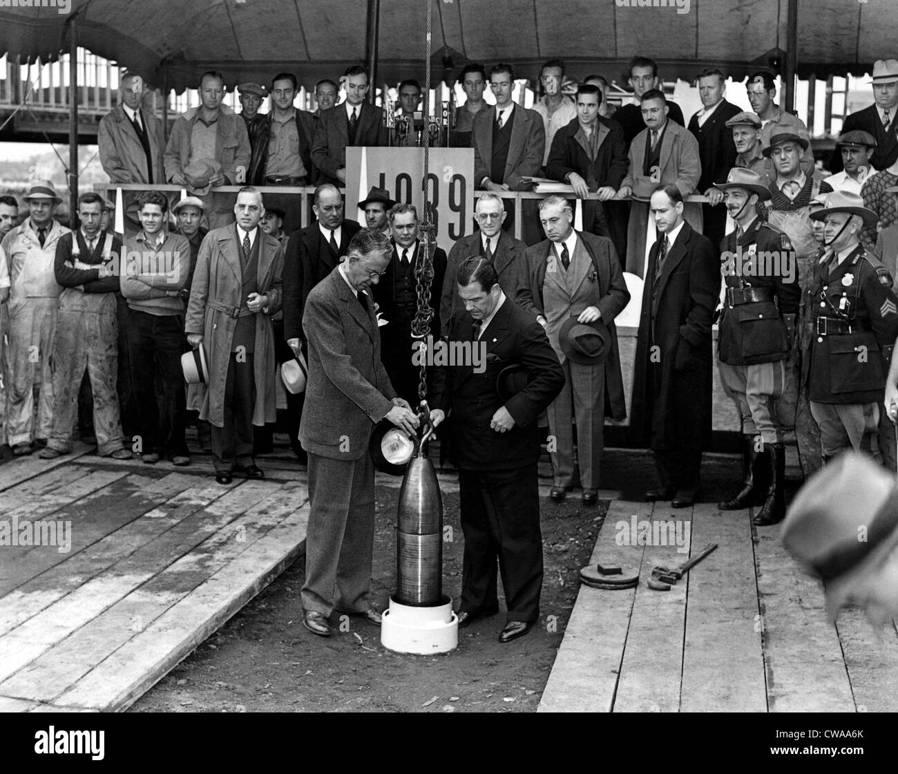 Presidente della Fiera Mondiale, Grover Whalen (in primo piano a destra), stando in piedi sopra la Westinghouse Time Capsule come esso viene abbassato Foto Stock