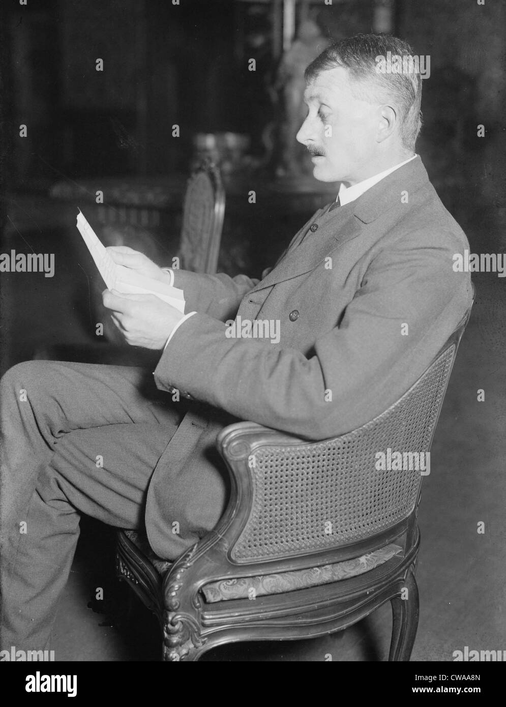 John Masefield (1878-1967), poeta inglese e romanziere che fu poeta laureato dal 1930 al 1967, in foto ca. 1920. Foto Stock