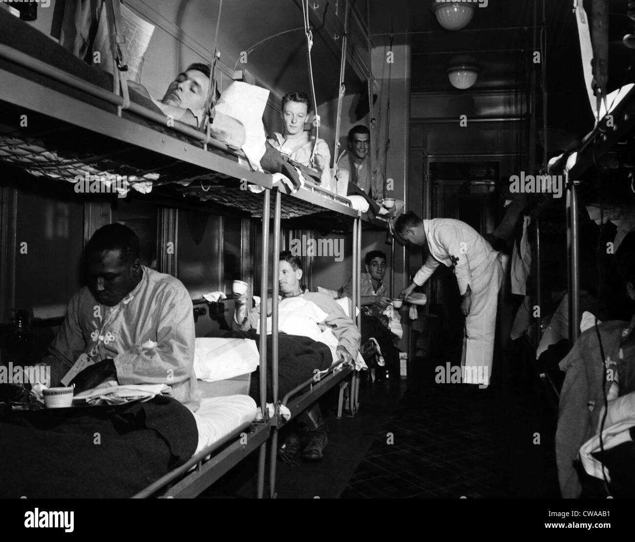 I feriti curati a bordo del treno ospedale, 8 dicembre 1943. La cortesia: Archivi CSU/Everett Collection Foto Stock