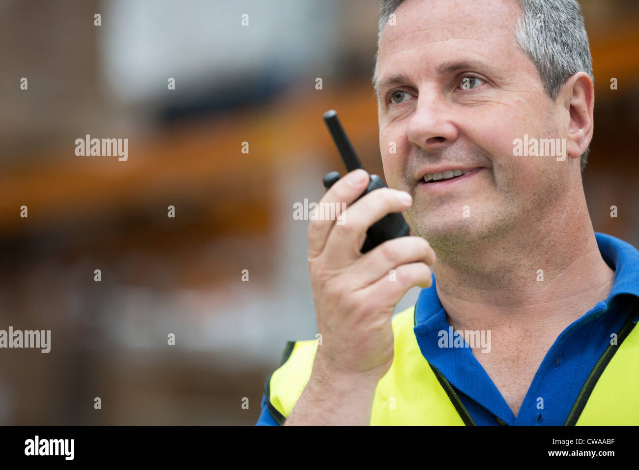 Uomo su walkie talkie, ritratto Foto Stock