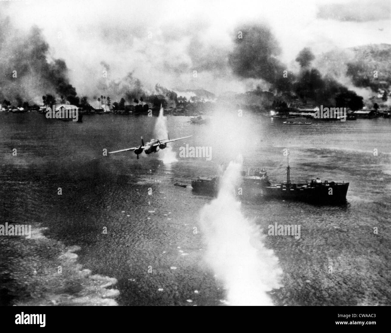 Presso il porto di Rabayl, un bombardamento di una nave giapponese (in primo piano). Il bianco plulme nel centro primo piano è un Foto Stock