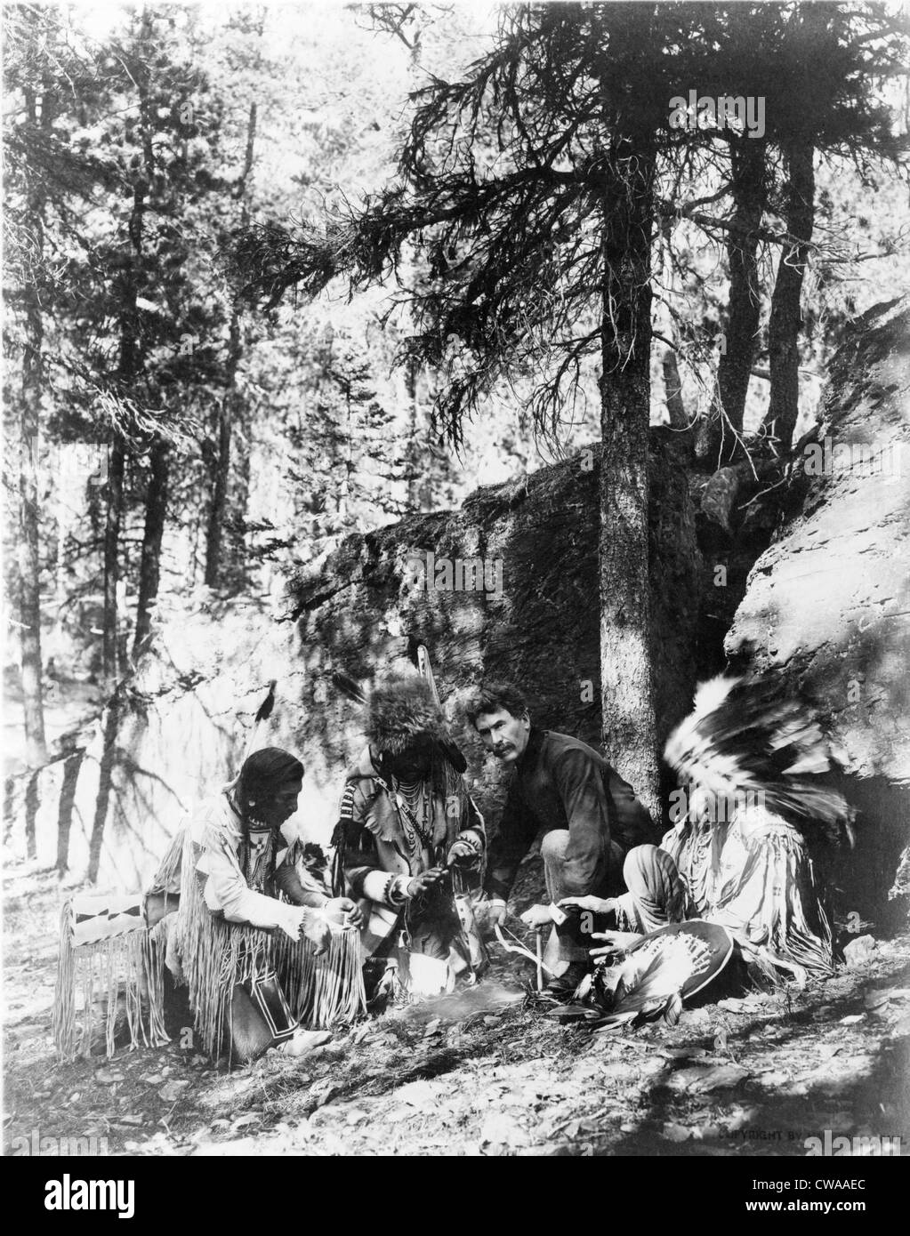 Ernest Thompson Seton (1860-1946), scrittore canadese e naturalista, con tre Blackfoot indiani, innescando un incendio utilizzando un archetto Foto Stock