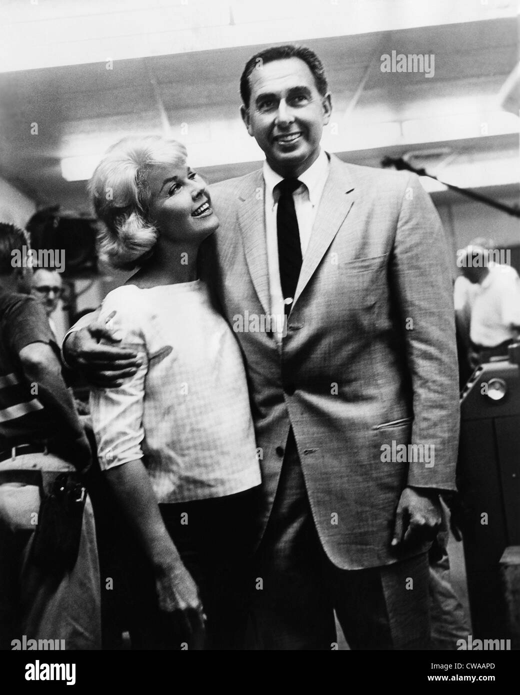 Quel tocco di visone, da sinistra: Doris Day, marito e co-produttore Martin Melcher sul set, 1962. La cortesia: CSU Archivi / Everett Foto Stock