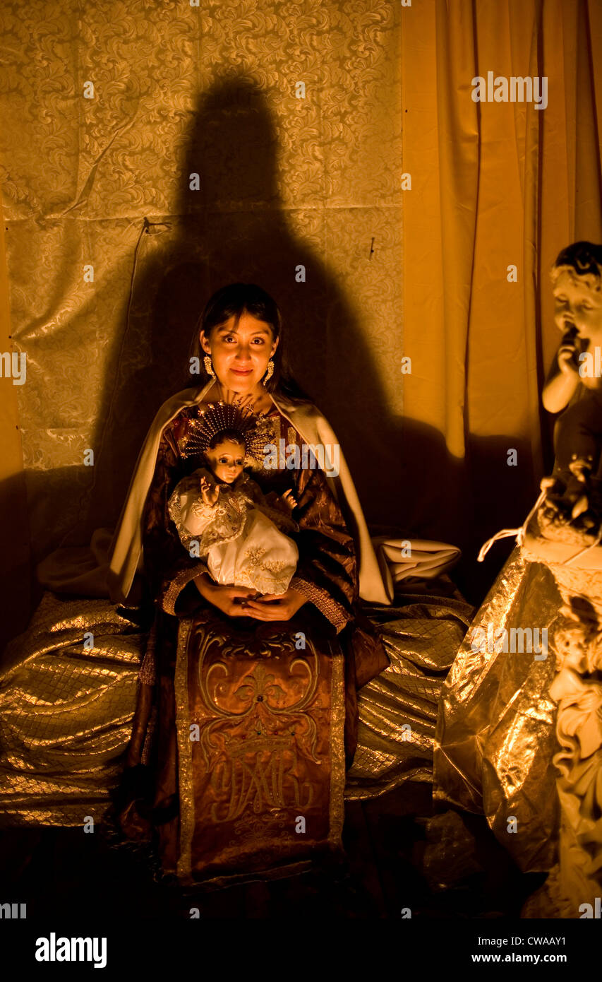 Un adolescente vestito come la Vergine del Carmelo detiene un Bambino Gesù a Oaxaca, Messico Foto Stock