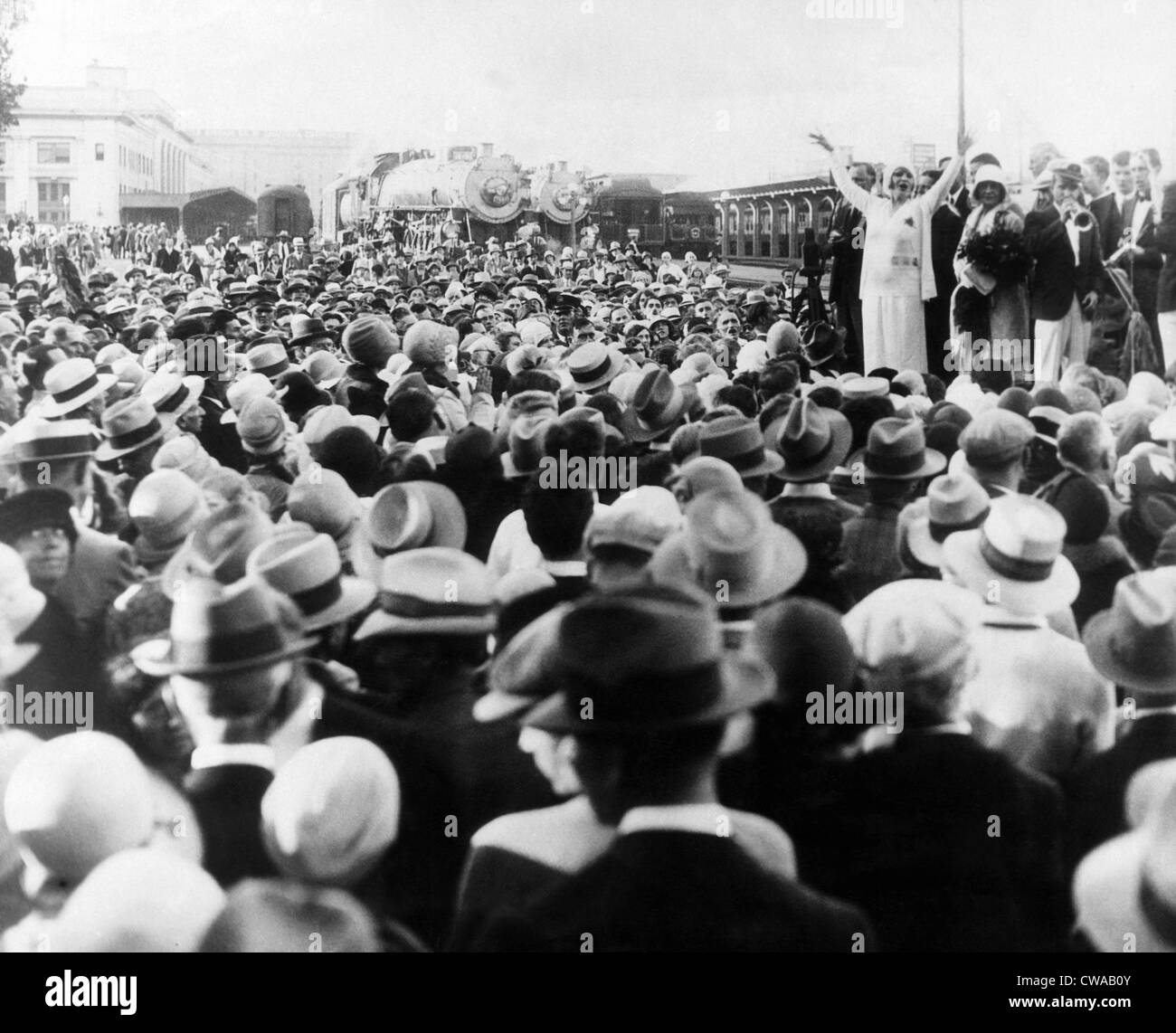 Evangelista Aimee Semple McPherson (estrema destra in piedi con le braccia sollevate), c. 1930.. La cortesia: CSU Archivi / Everett Collection Foto Stock