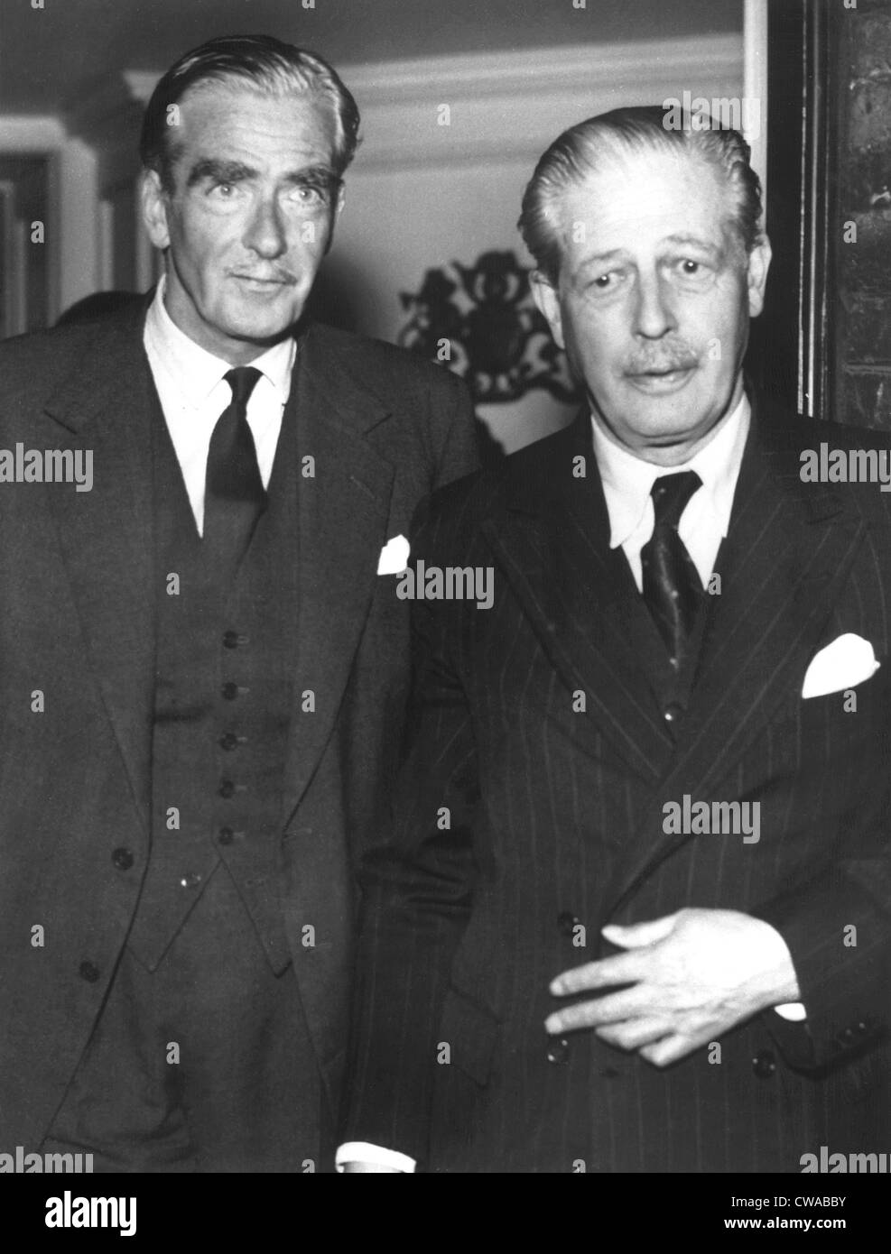 Sir Anthony Eden, il Primo ministro britannico Harold Macmillan, ca. 1958. La cortesia: CSU Archivi / Everett Collection Foto Stock