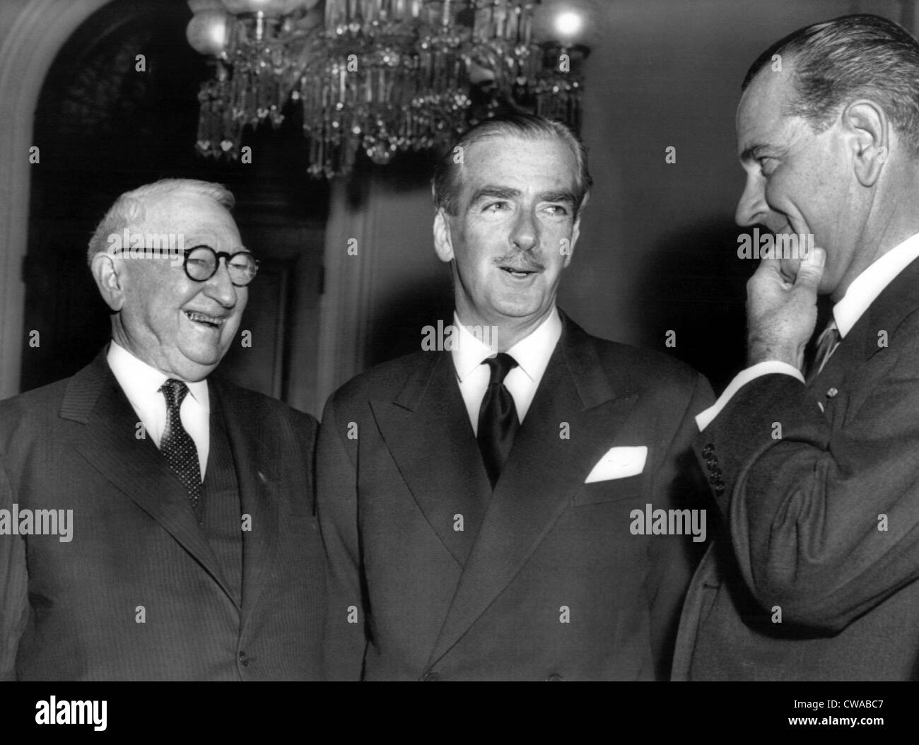 Senetor Walter F. George, il Primo Ministro britannico Anthony Eden, il senatore Lyndon Johnson.Febbraio 2, 1956. La cortesia: CSU Foto Stock