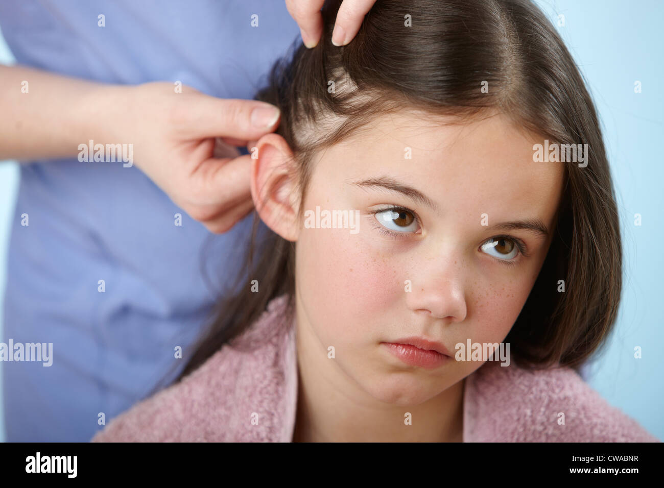 Controllo genitore della figlia per capelli headlice Foto Stock