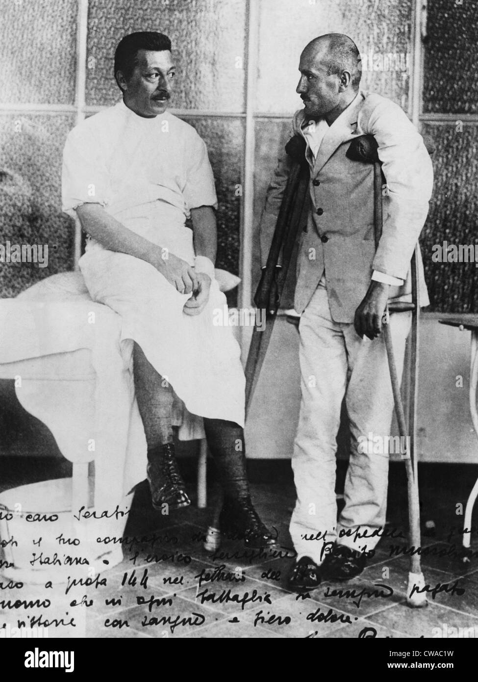 Benito Mussolini (a destra), il Primo Ministro e il dittatore di Italia da 1922-1943, ricoverato in ospedale per le ferite ricevute in azione. Egli Foto Stock