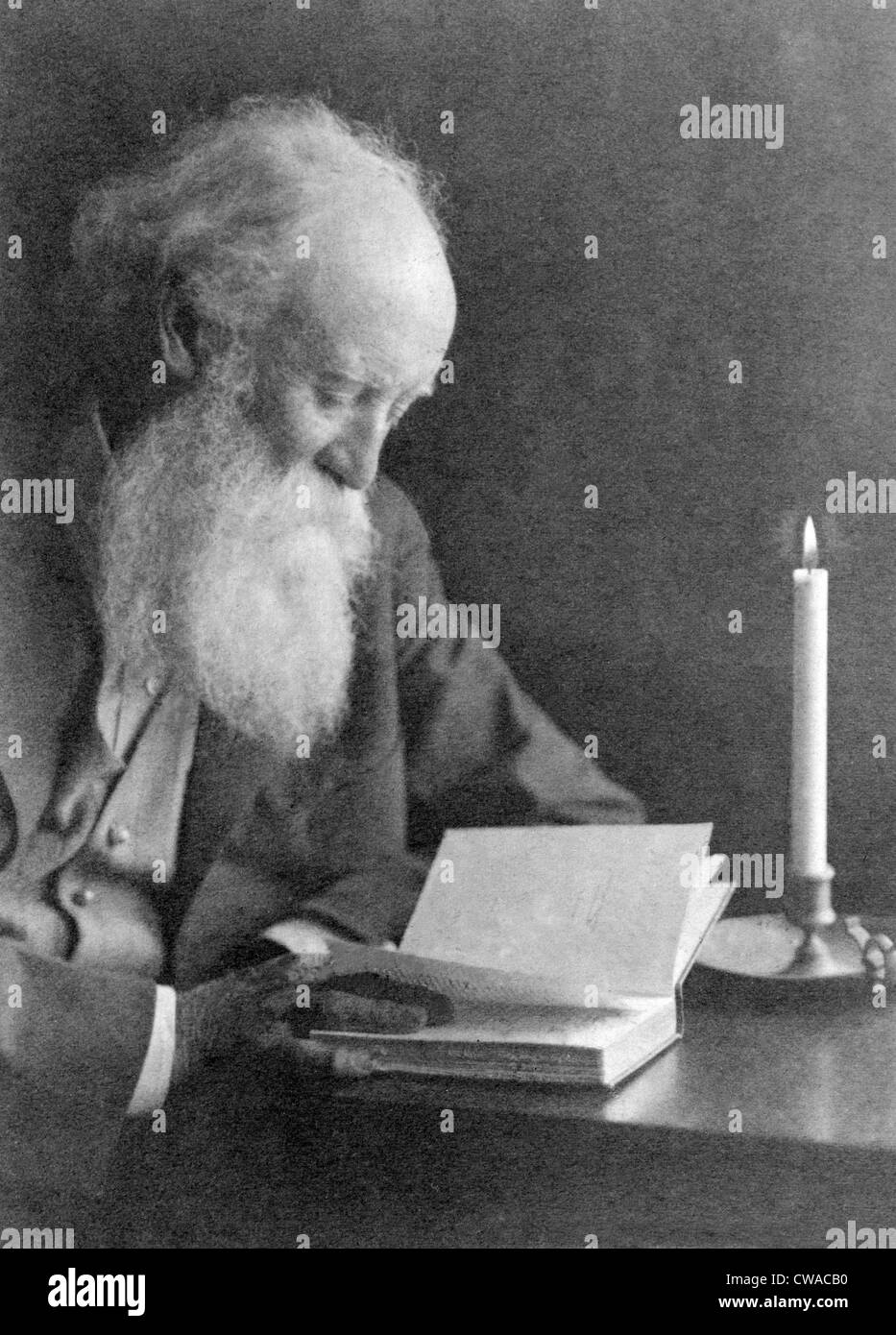 John Burroughs (1837-1921), American naturalista autore la lettura a lume di candela. Ca. 1910. Foto Stock