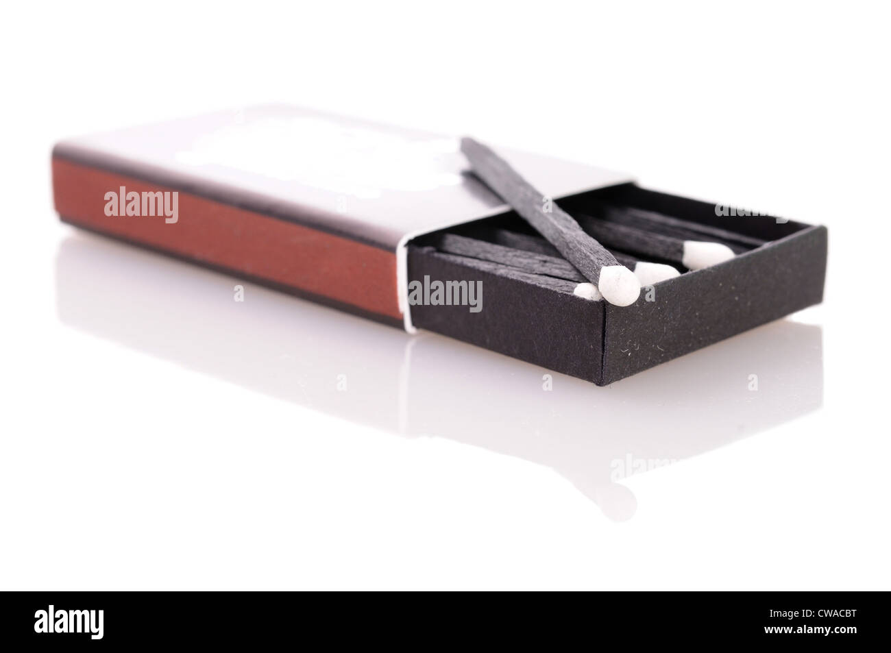 Matchbox con un elegante nero corrisponda con teste di bianco. Close-up con focus sul match di testa. Isolato su sfondo bianco. Foto Stock