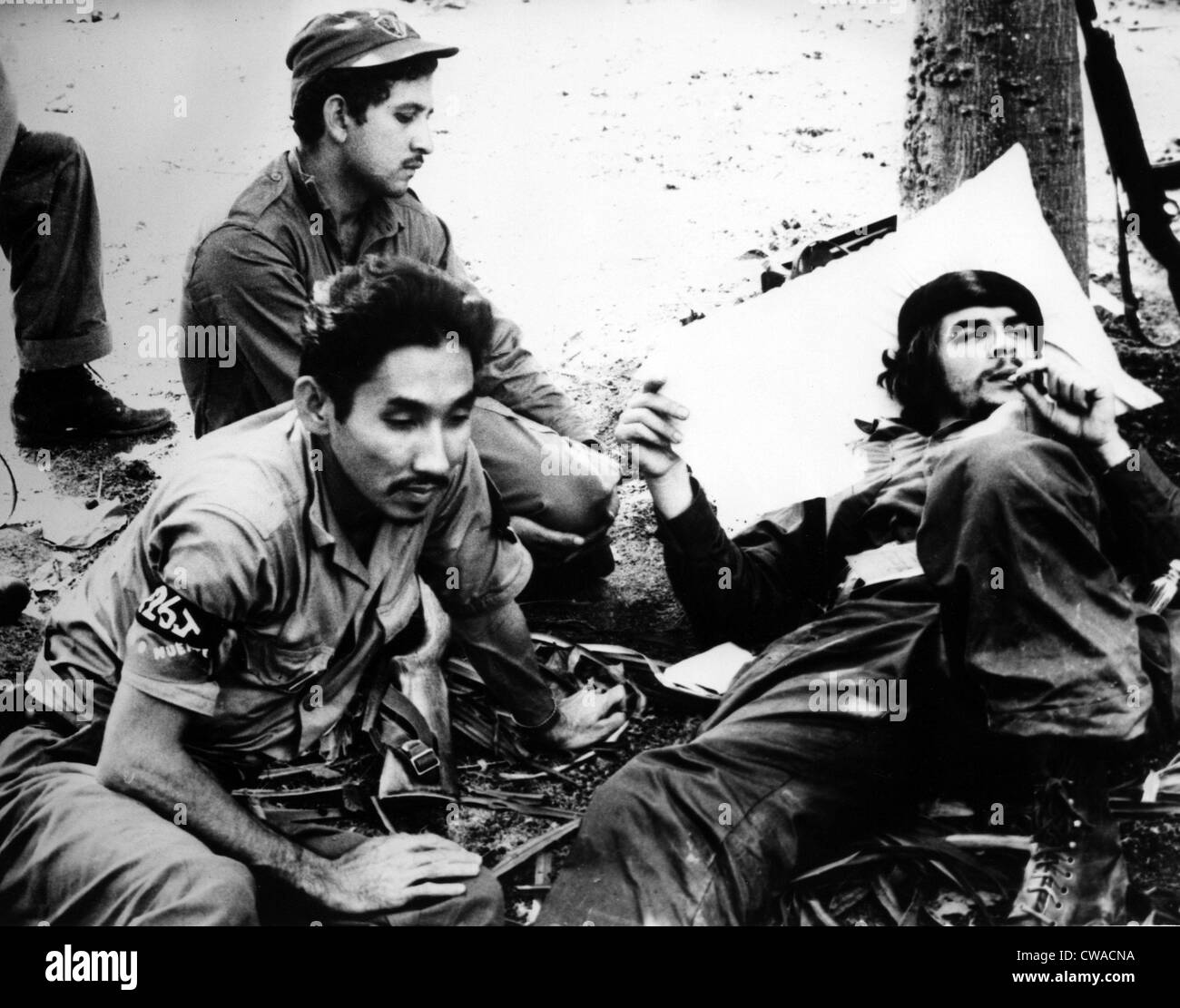 Ernesto "Che" Guevara (a destra) mostrato con i seguaci appena dopo che hanno rivendicato la cattura di Fomento durante la campagna di Castro contro Foto Stock