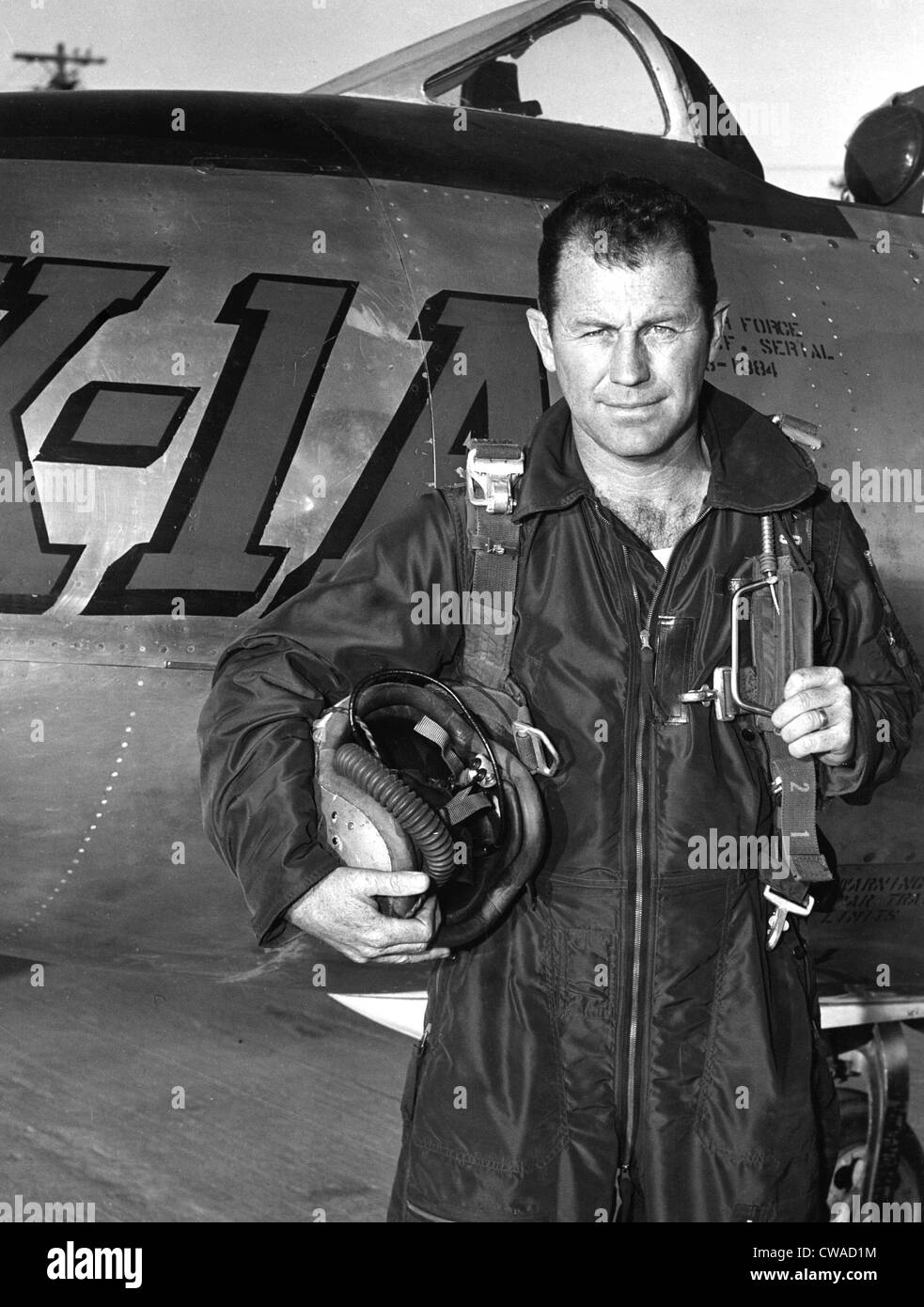 CHUCK YEAGER, con Campana X-1A in cui egli ha stabilito un record di velocità di 1650 km/h. La cortesia: CSU Archivi / Everett Collection Foto Stock