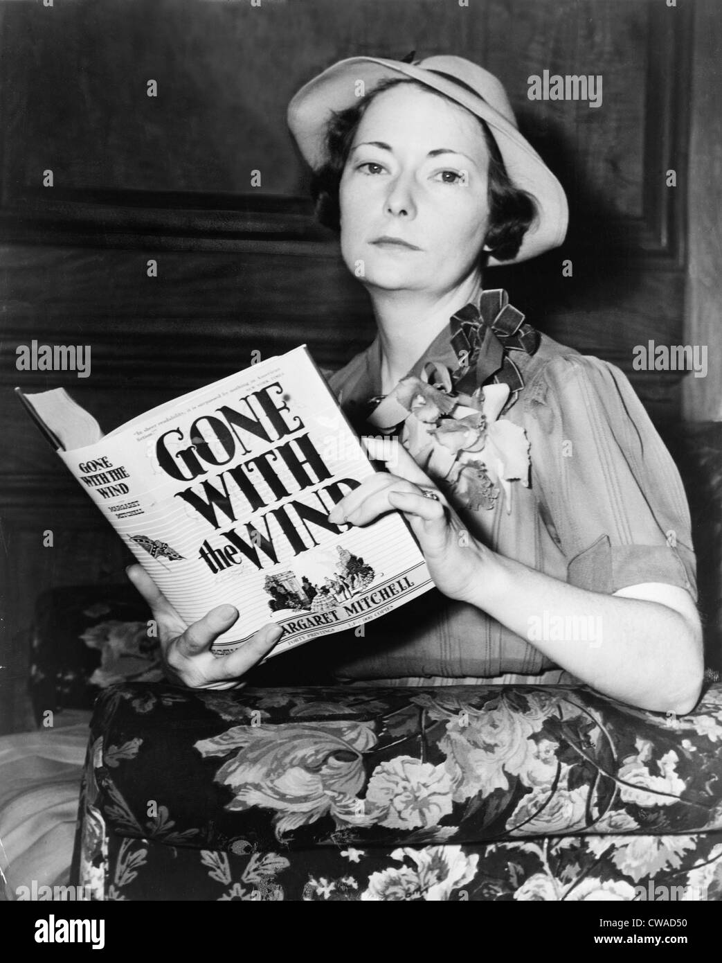 Margaret Mitchell (1900-1949), tenendo il suo romanzo, "Via col vento", 1937 Il vincitore del Premio Pulitzer. Ella ha ricevuto Foto Stock