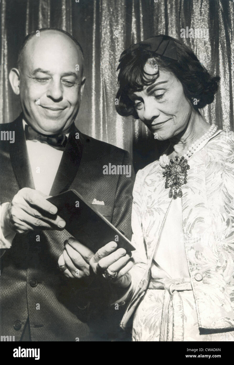 GABRIELLE " " Coco Chanel, viene presentato un premio, c. inizi degli anni sessanta (data stampigliata sulla foto per la stampa è 1965). La cortesia: CSU Foto Stock