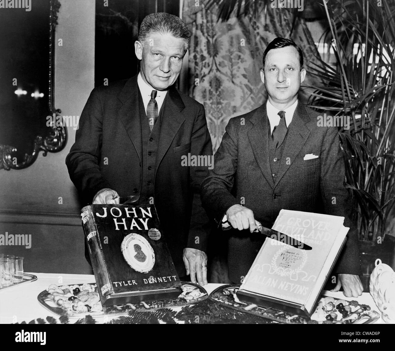 Il dottor Allan Nevins (1890-1971) e Tyler Dennett (1883-1949), entrambi gli storici, celebrare la loro 1934 premi Pulitzer con torte Foto Stock